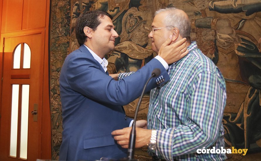 Jose María Bellido y Juan Miguel Moreno Calderón se abrazan en su despedida