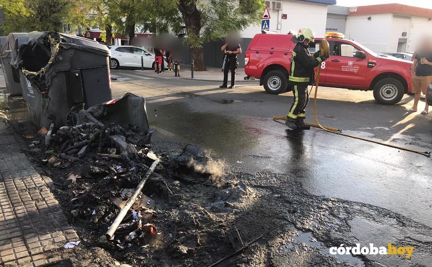 Contenedores quemados en la Avenida de Unamuno, en la Fuensanta