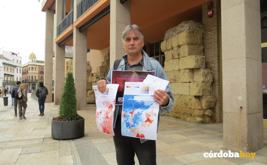 Manuel Ortega, portavoz de 'Stop al paro' en la puerta del Ayuntamiento