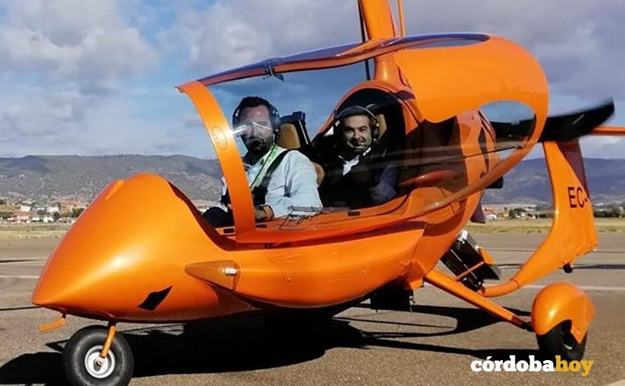 Marcial Gómez Balsera, en un autogiro naranja