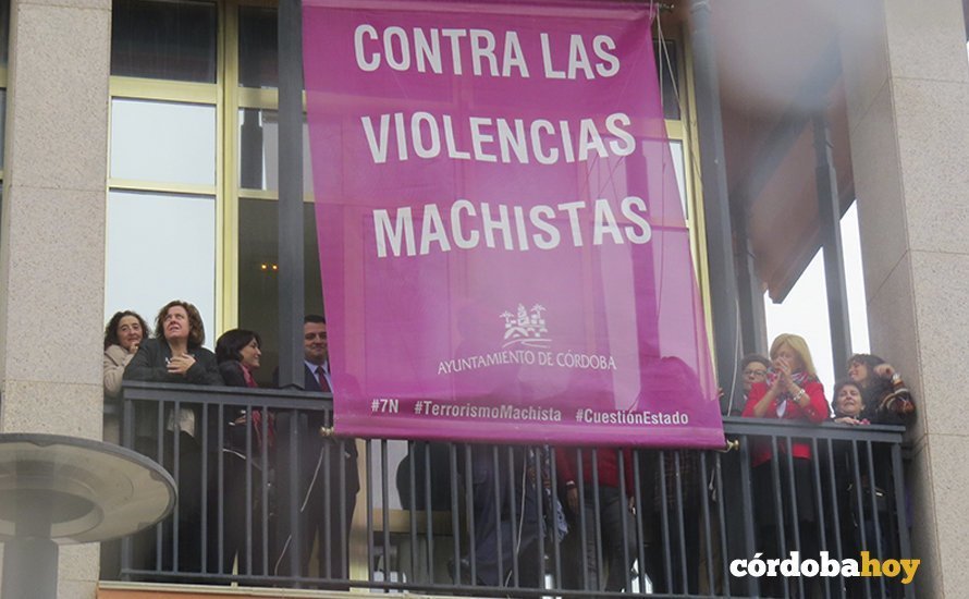 Pancarta contra la violencia machista en el Ayuntamiento con todos, salvo Vox