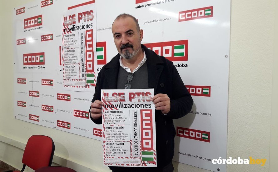 Antonio Sánchez, de CCOO, posando con el cartel que anuncia las movilizaciones de intérpretes de signos y personal de integración
