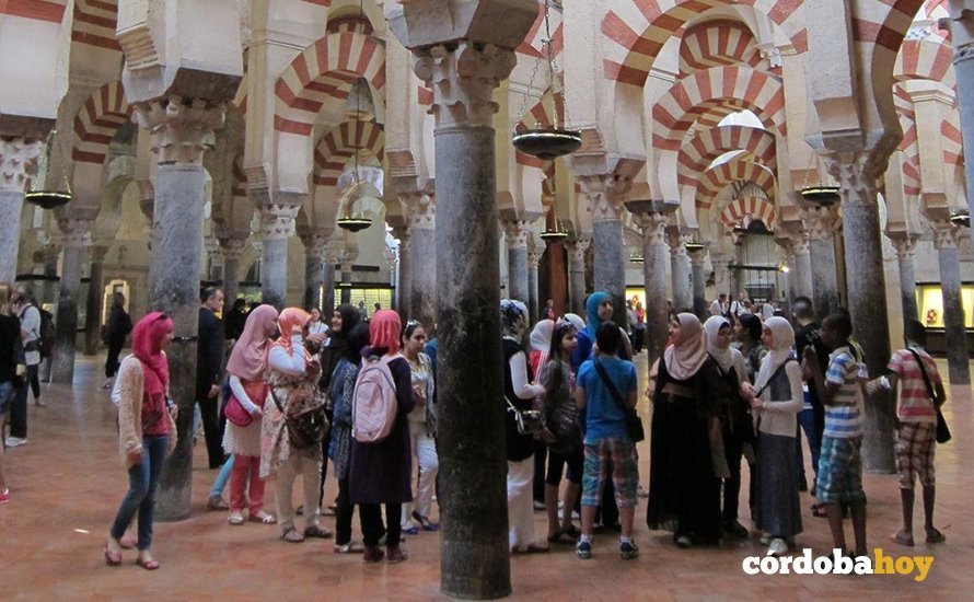Turistas extranjeros en la Mezquita-Catedral