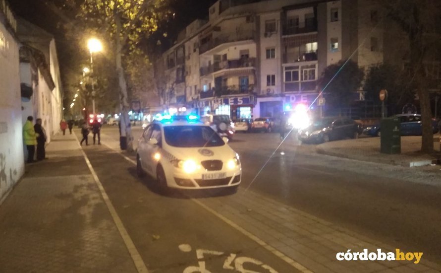 Policía local en el lugar del accidente en la calle Sagunto