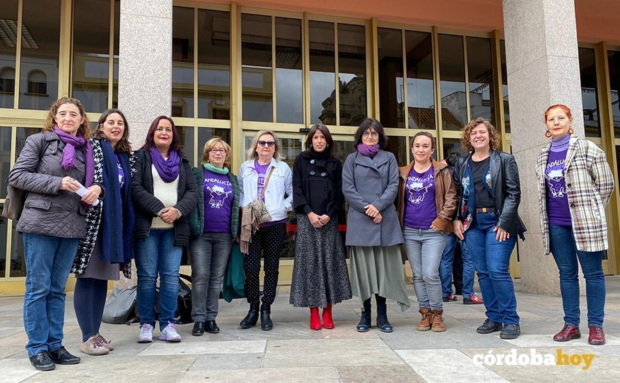 Mujeres de IU a las puertas del Ayuntamiento