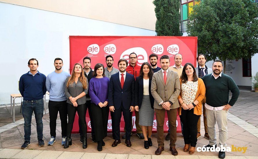 Foto de grupo de la directiva de la AJE en Córdoba