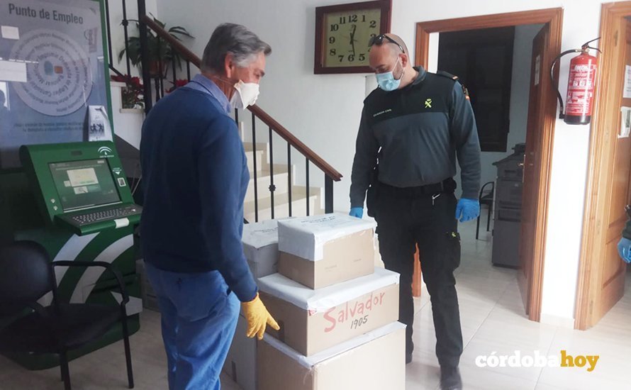 El alcalde de La Guijarrosa entrega materal para el Reina Sofía