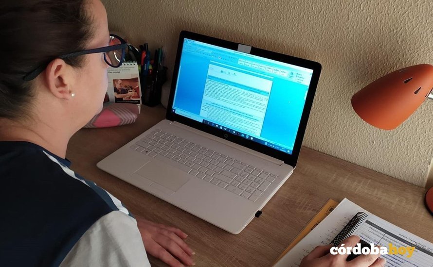 Una profesora con su ordenador trabajando desde casa.jpg