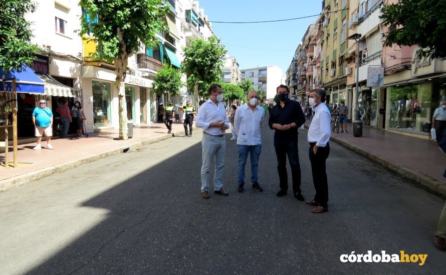 El alcalde en La Viñuela junto a representantes del comercio y otros concejales
