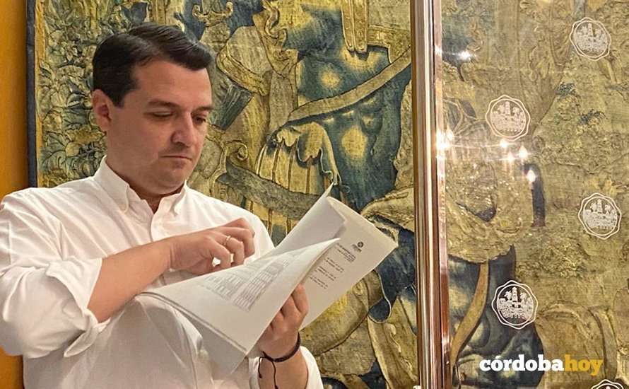 José María Bellido estudiando los serviios que se van a abrir desde el lunes