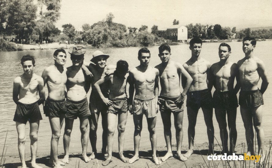 Jóvenes de Valdeolleros en el Molino Lope García (principios de los 60), foto del archivo de Rafael Tejedor compartida en el grupo &#39;Córdoba antigua&#39;