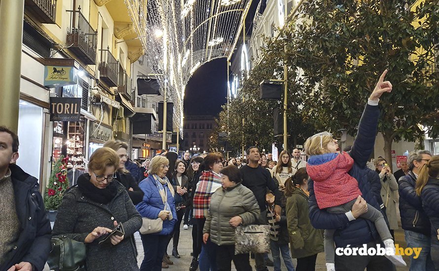 Concentración de personas para ver el espectáculo de luz de la calle Cruz Conde