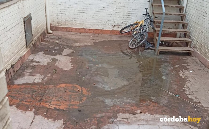 Aguas fecales aflorando a los patios de Las Moreras en Córdoba
