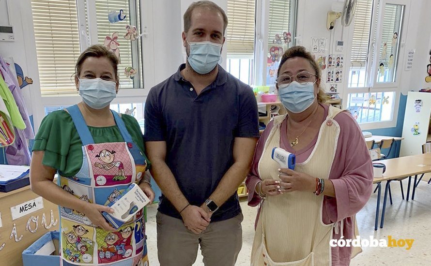 Carlos Muñoz entrega termómetros inferrojos en un centro educativo de Palma