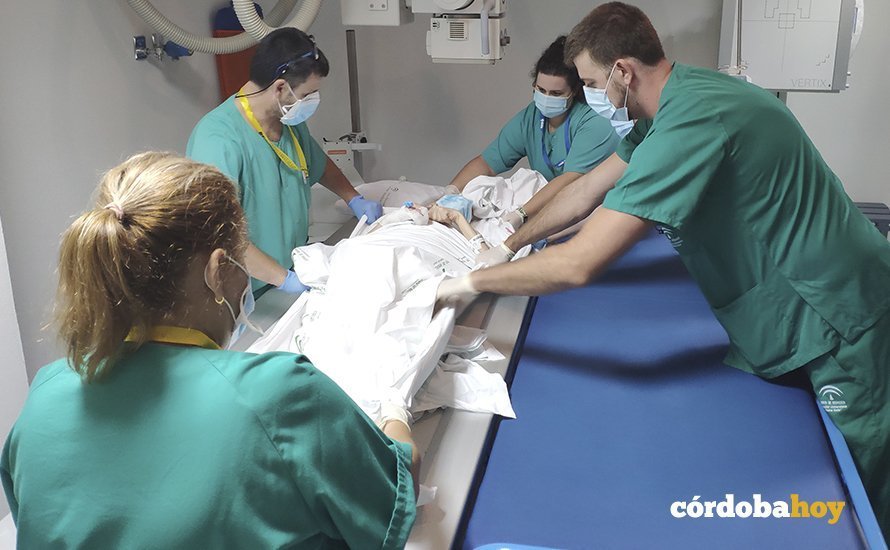 Sanitarios del Reina Sofía atendiendo a un paciente de Covid-19