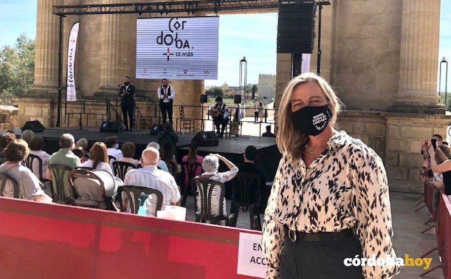 La concejala de Turismo, Isabel Albás, en la actuación flamenca de la Puerta del Puente