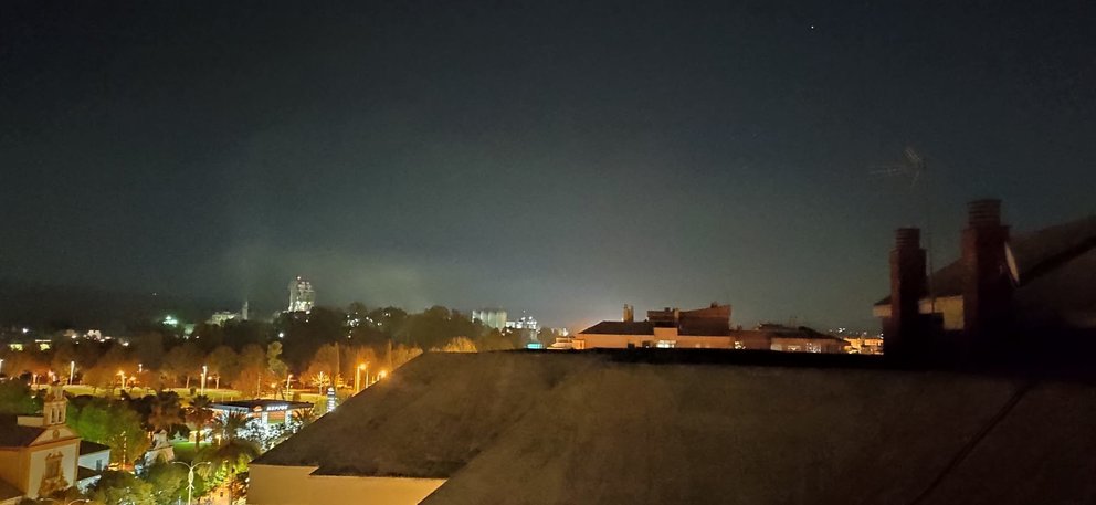 Humareda de la cementera Cosmos de noche por la zona de Fátima y Levante