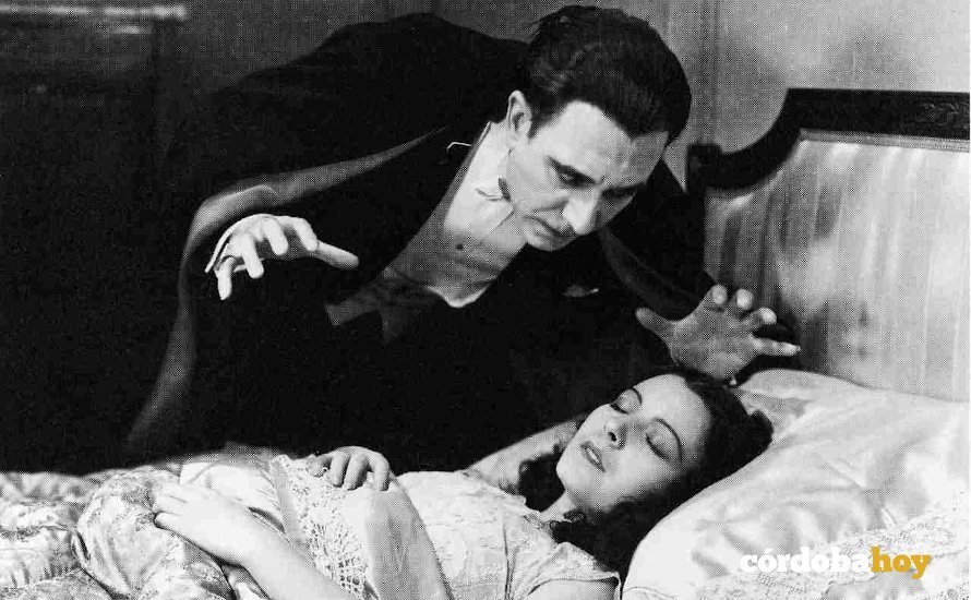 El actor Carlos Villarías aterrorizando al personal en 1931 como Drácula