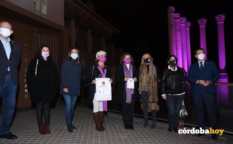 Parte de los concejales del Ayuntamiento de Córdoba en la iluminación del Templo Romano por el 25N