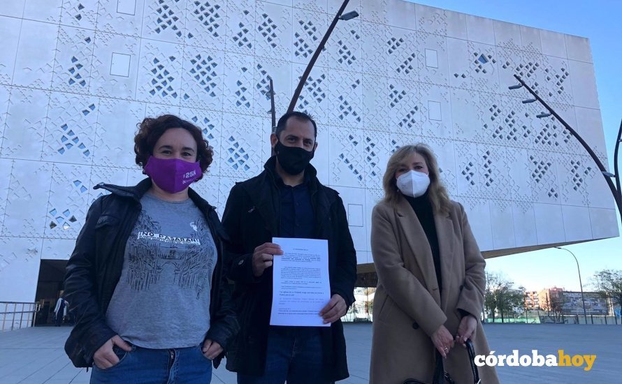 Miembros de IU con  la denuncia sobre exaltación del franquismo  en Lucena y Córdoba