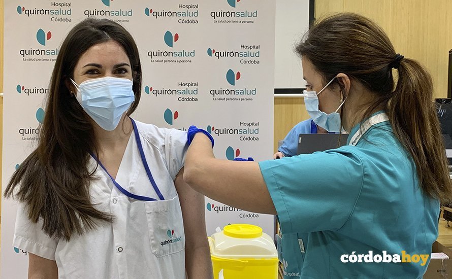 Vacunación de Ana Romero Gandul, médico de Urgencias del Hospital Quirónsalud Córdoba