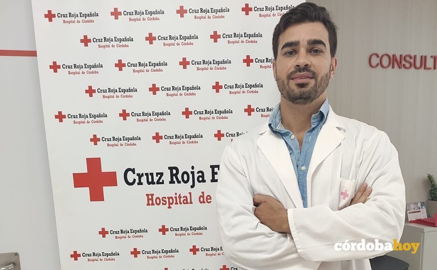 El doctor Javier González, cirujano torácico del Hospital Cruz Roja de Córdoba