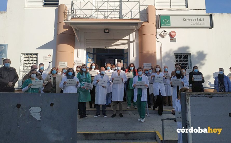Concentración de profesionales sanitarios a las puertas del centro de salud Guadalquivir
