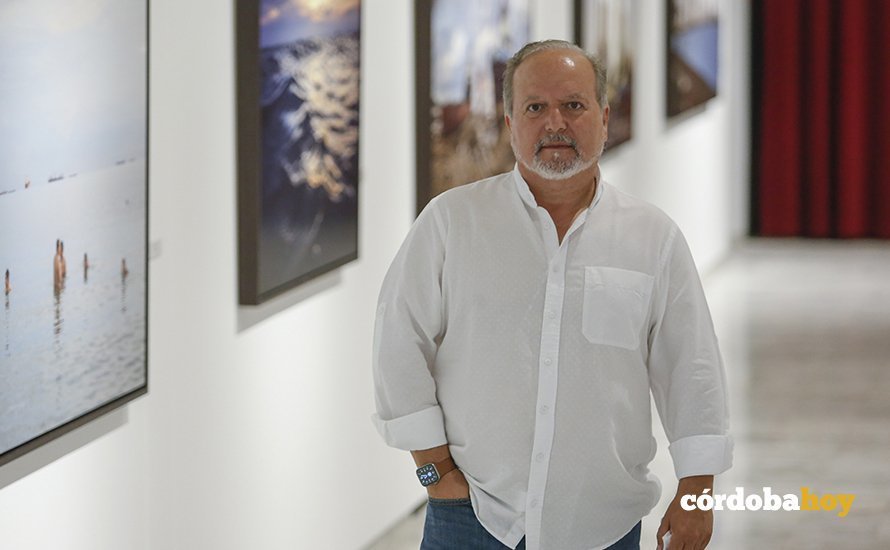 José María Mellado posa para Córdoba Hoy en su exposición por la Bienal de Fotografía