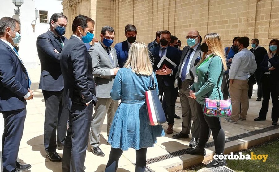 Encuentro en Sevilla entre la Asociación Jiudería de Córdoba y repñresentyants de la Junta y el Parlamento andaluz