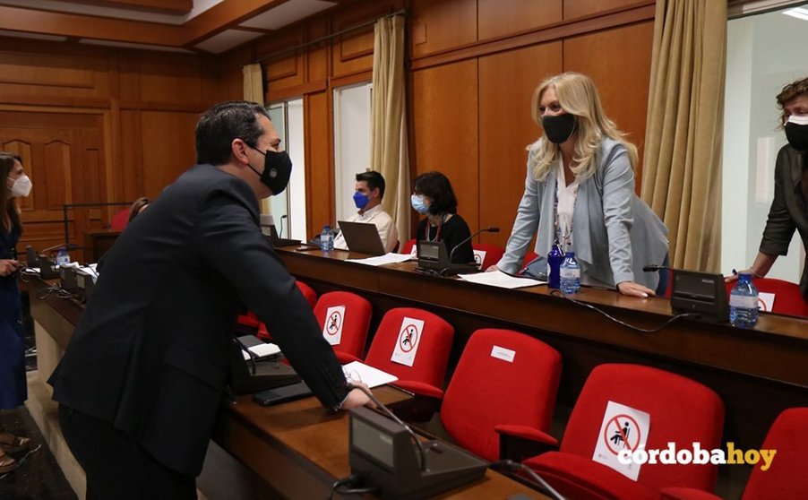 José María Bellido conversa con Cristina Pedrajas antes de iniciarse el Pleno