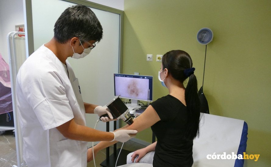 El doctor Antonio Tejera durante una consulta de seguimiento en el Hospital San Juan de Dios de Córdoba