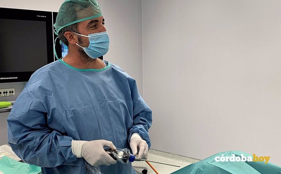 El doctor Fernando Mozo, especialista de la Unidad de Cadera y Rodilla del servicio de Cirugía Ortopédica y Traumatología del Hospital Quirónsalud Córdoba, en quirófano
