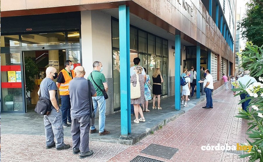 Colas en Córdoba para vacunarse
