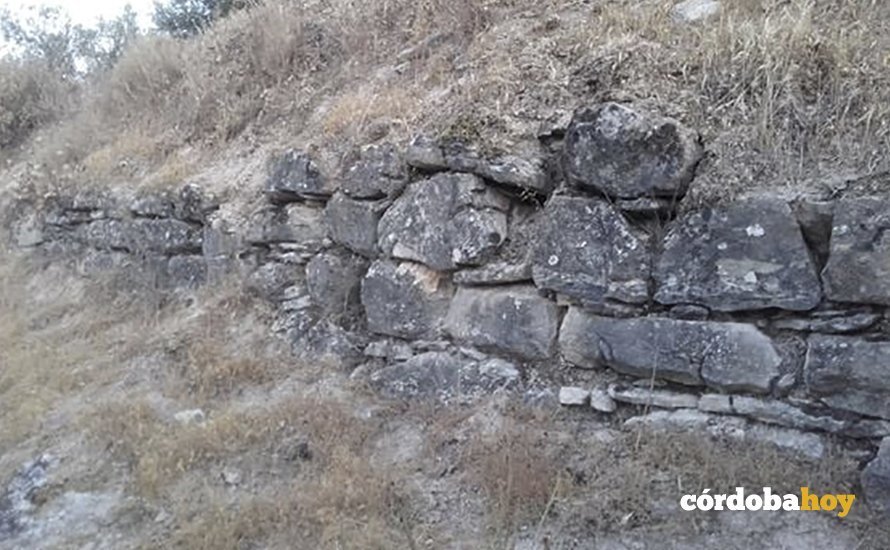 Muro que ha sido destruido por completo en el yacimiento de La Viñuela de Almedinilla