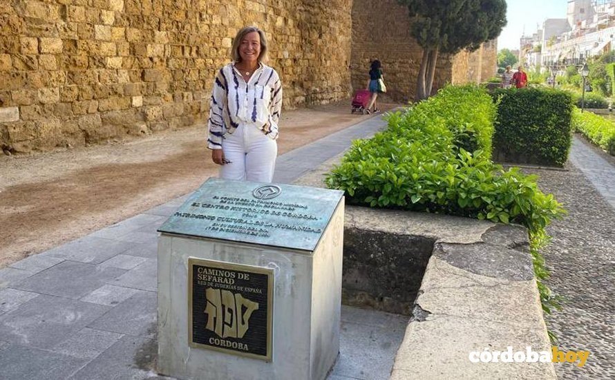 La primera teniente de alcalde de Turismo del Ayuntamiento de Córdoba, Isabel Albás, junto a la placa de la Red de Juderías