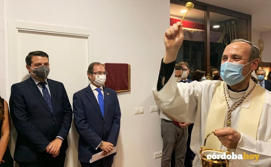 Antonio Prieto Lucena, vicario general de la Diócesis, inaugura la nueva Casa de Hermandad de la Quinta Angustia