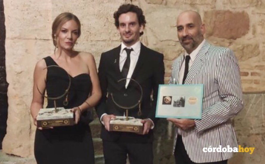 La joyera y los dos joyeros de Córdoba con sus premios
