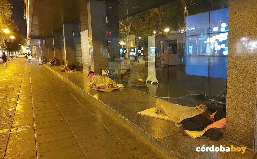 Personas sin hogar durmiendo al aire libre en el Bulevar Gran Capitán