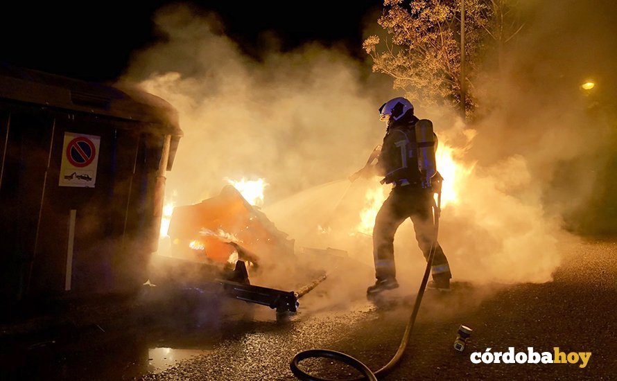 Actuación la pasada noche de los bomberos con uno de los contenedores ardiendo FOTO CORDOBAFIRE