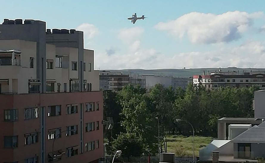 Imagen del avión sobre la ciudad de Córdoba FOTO @RafalcorS