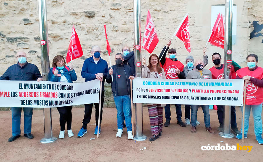 Protesta de trabajadores de los museos municipales a las puerta del Alcázar