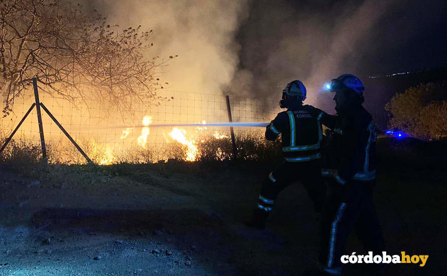 Los bomberos actúan en el fuego de un almiar en Villarrubia FOTO CORDOBAFIRE