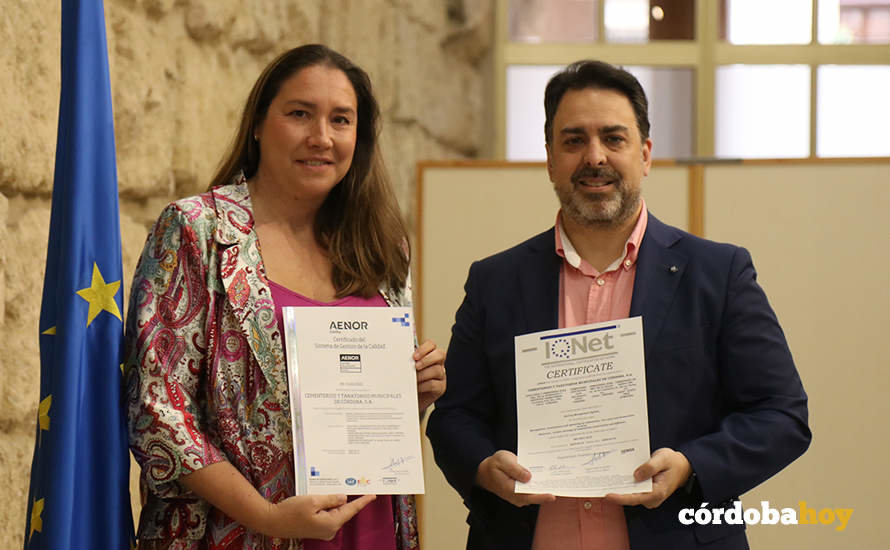 María Luisa Gómez Calero y el gerente de Cecosam, Pedro Ruiz, con el sello de calidad