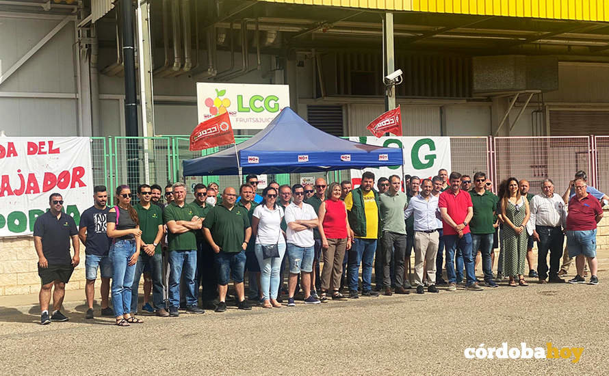 Visita de miembros de IU a los huelguistas de LGC Fruit, en Palma del Río