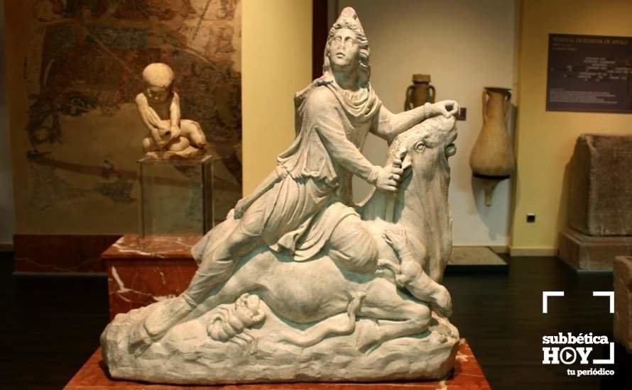 Réplica de la divinidad del Mithra Tauroctonos, en el Museo Arqueológico de Cabra