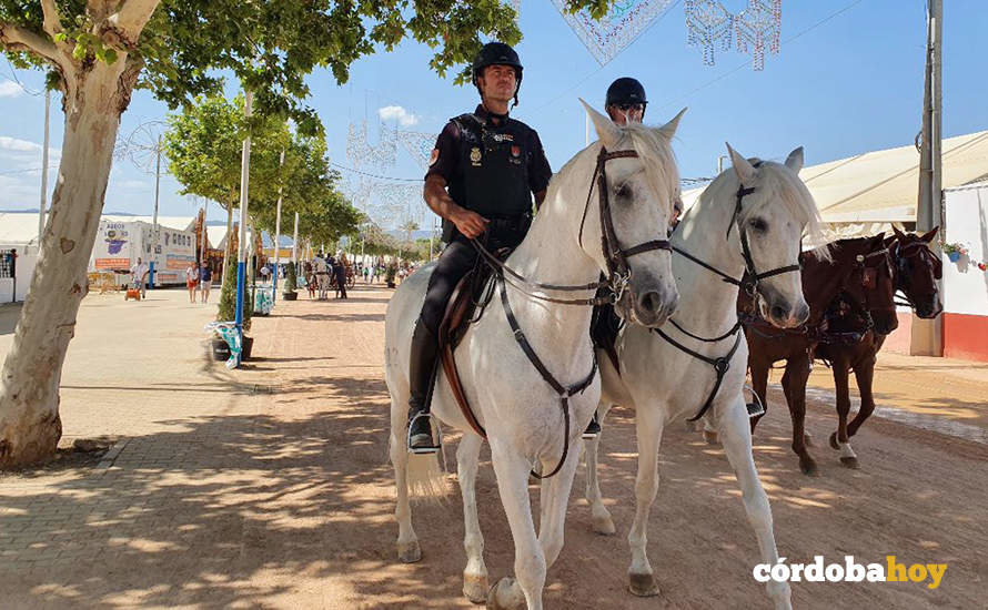 Policía Nacional a caballo por el recinto ferial de Córdoba
