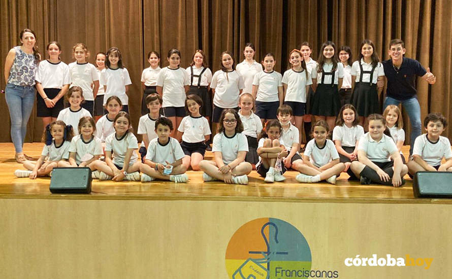 Niños y niñas de la escolanía del Colegio Divina Pastora de Córdoba