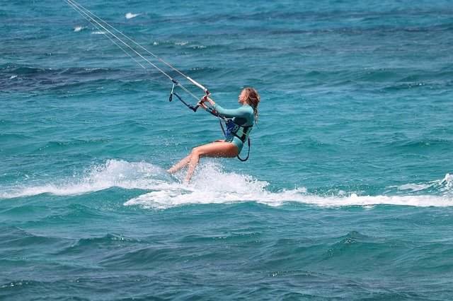 <p> El KiteSurf, el deporte estrella del verano en Andalucía </p>