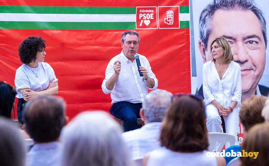 El candidato del PSOE-A a la Junta de Andalucía, Juan Espadas, en un encuentro en Pozoblanco con vecinos y ganaderos