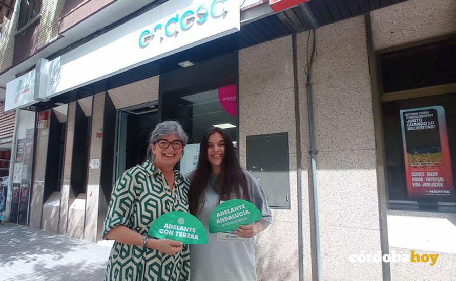La senadora Pilar González y Marta Sánchez ante una sucursal de Endesa en Córdoba